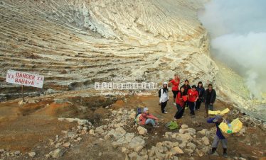 Ijen crater rim