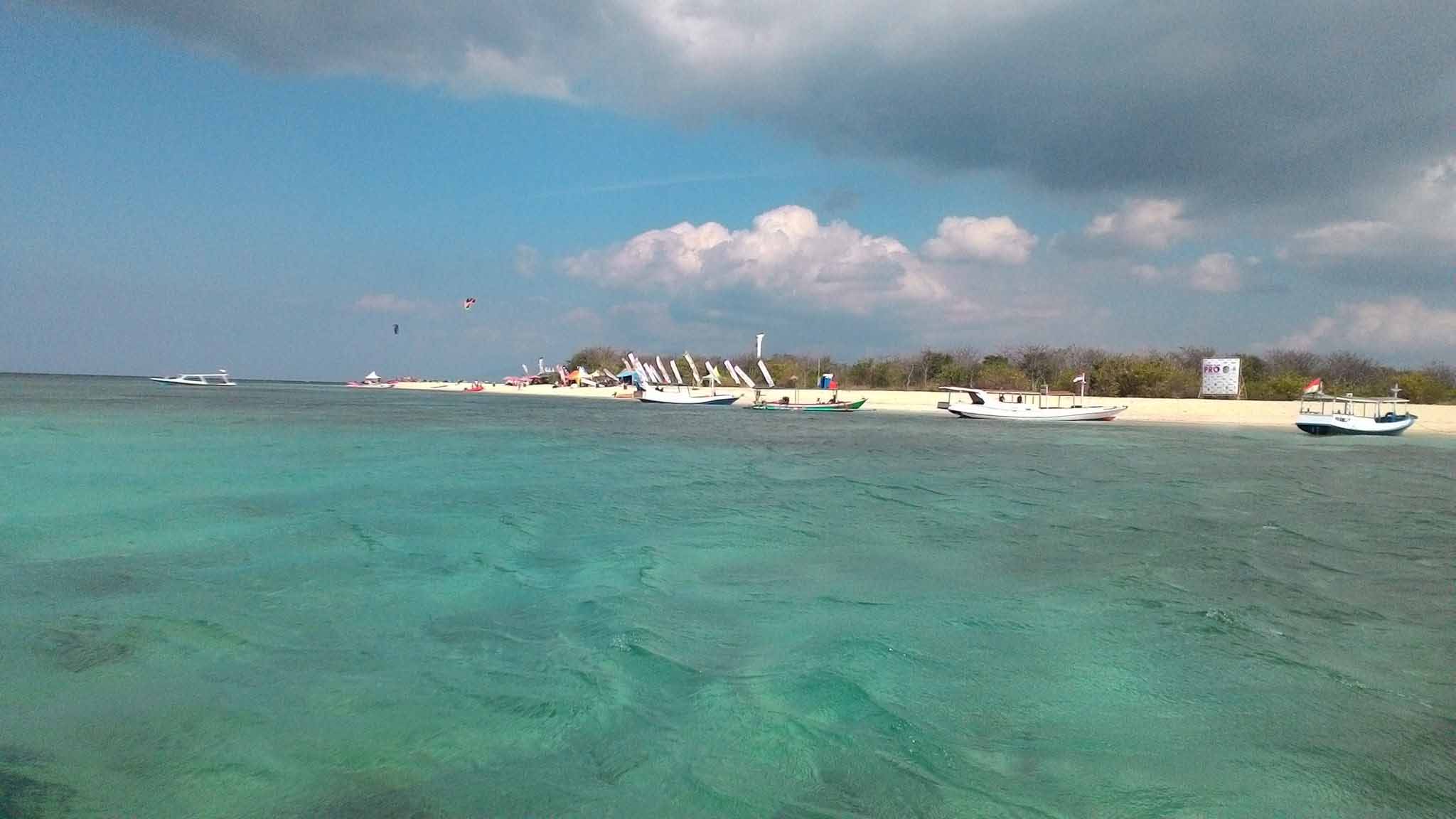 Kitesurfing at Tabuhan island