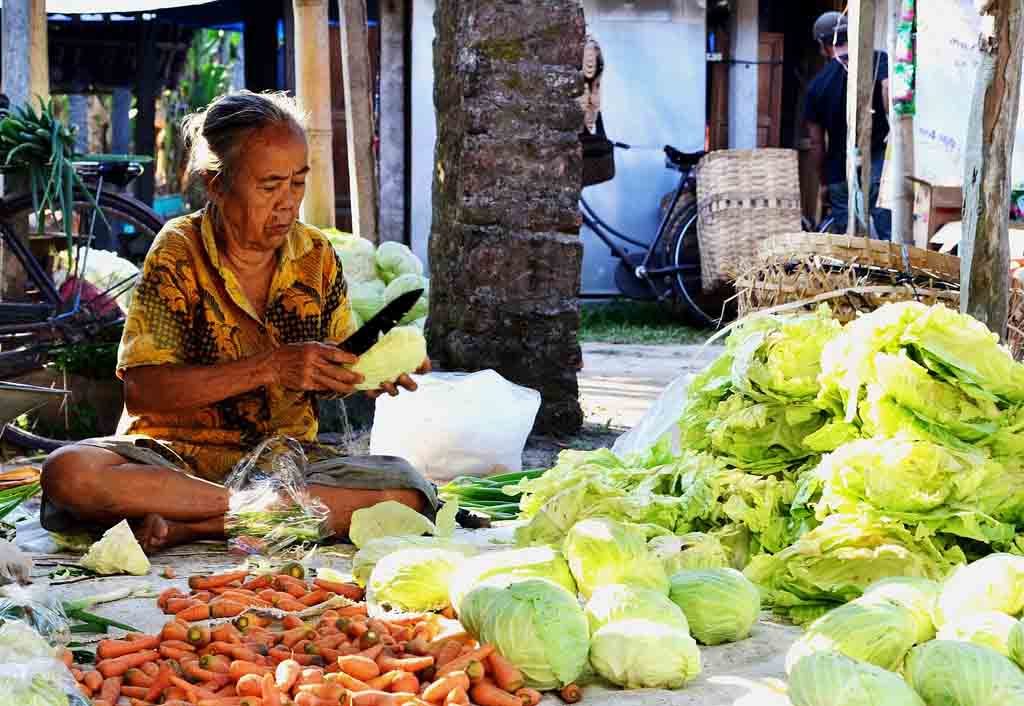 Penjual sayur di pasar tradisional