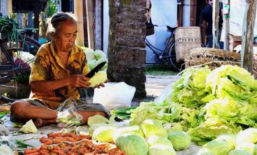 Penjual sayur di pasar tradisional