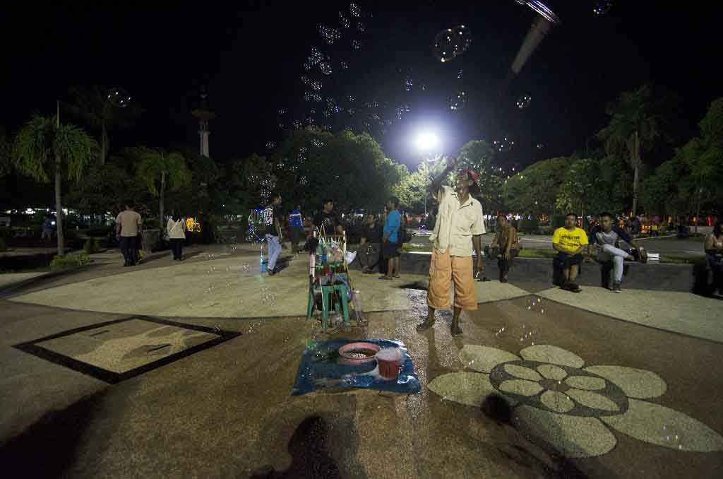 Malam di taman Bungkul Surabaya