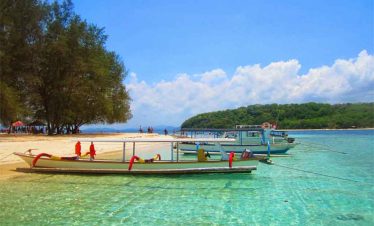 Kapal bersandar di Gili Nanggu - Lombok Barat