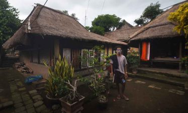 Seorang wargaSeorang warga suku Sasak berdiri di halaman rumahnya di Dusun Sade, Lombok Tengah, Nusa Tenggara Barat, Jumat (13/2). suku Sasak berdiri di halaman rumahnya di Dusun Sade, Lombok Tengah, Nusa Tenggara Barat, Jumat (13/2).