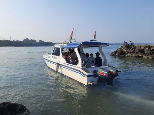 speed boat for fishing or explore